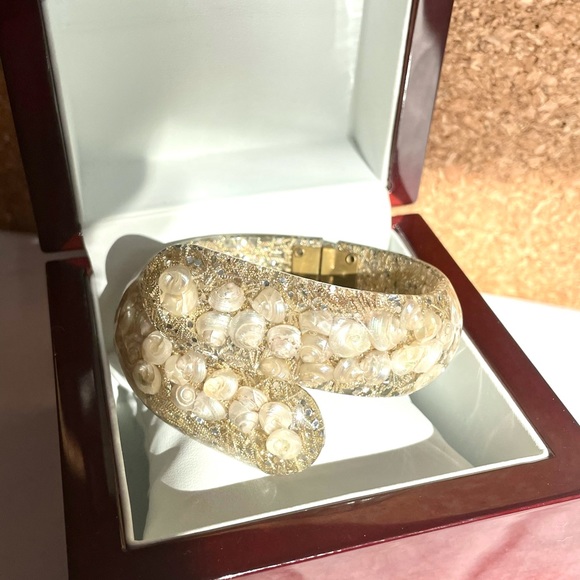 Vintage Lucite shell bracelet - Picture 6 of 6